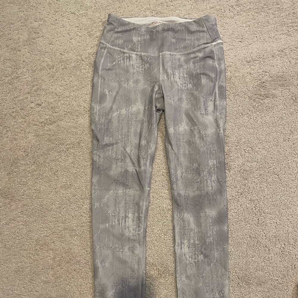 Calia 7/8 design leggings. Super cute design with side pocket - size small